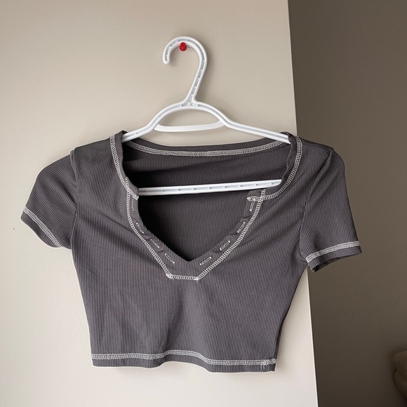 SHEIN Cropped Grey Tee With V-Neck Cut - Picture 1 of 2